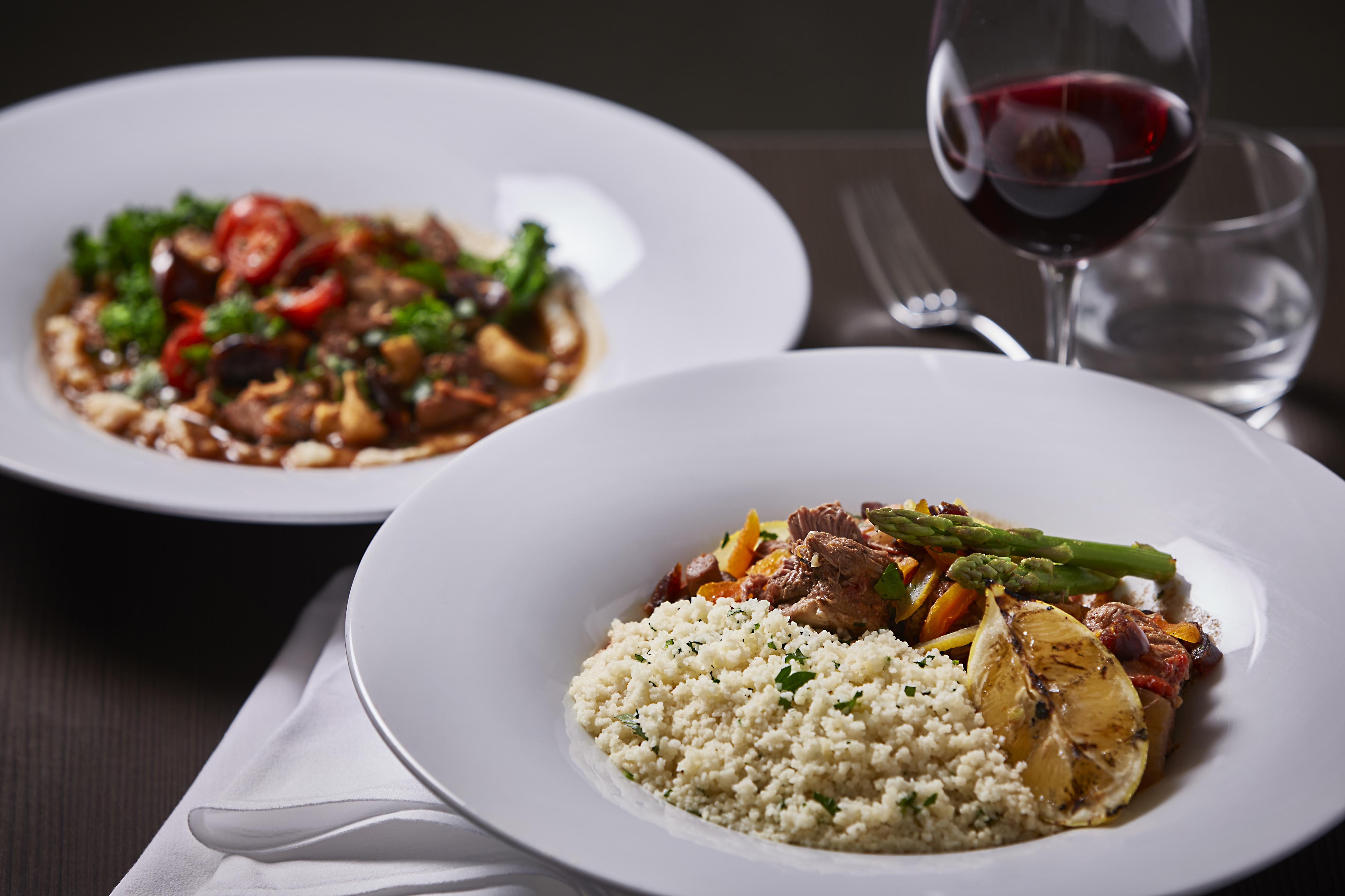 Hotel Stamford Plaza Melbourne City Exterior foto The photo shows two plates of food. In the foreground, there’s a white bowl containing a portion of fluffy rice, garnished with herbs, alongside pieces of grilled meat and colorful vegetables, including asparagus and lemon slices. In the background, 