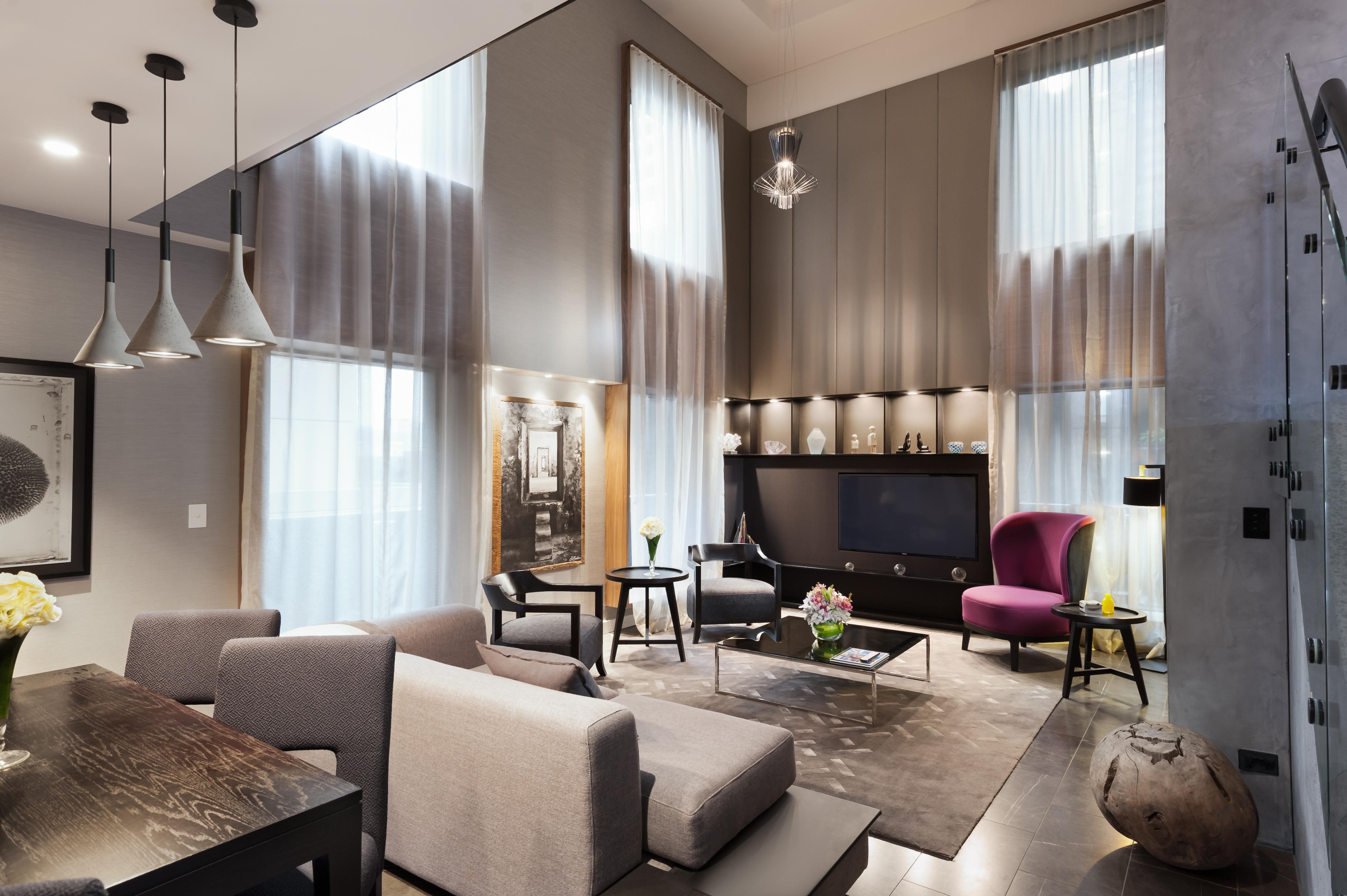 Hotel Stamford Plaza Melbourne City Exterior foto The photo shows a stylish and modern living room with high ceilings and large windows that allow natural light to brighten the space. The room features a mix of contemporary furniture, including a light gray sofa and a sleek coffee table in the cente