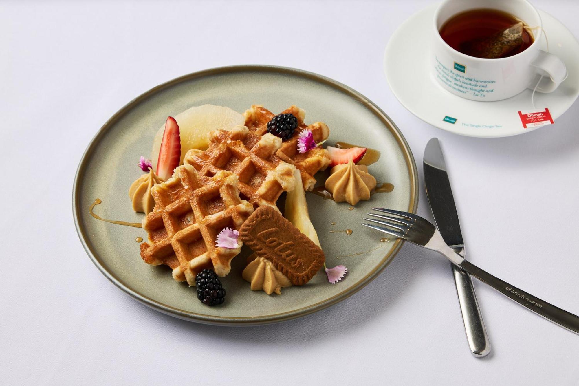 Hotel Stamford Plaza Melbourne City Exterior foto The photo depicts a beautifully arranged plate of waffles. The waffles are topped with a variety of accompaniments including slices of fresh fruit, blackberries, and small dollops of cream or mousse. A decorative cookie is placed on the waffles, addi