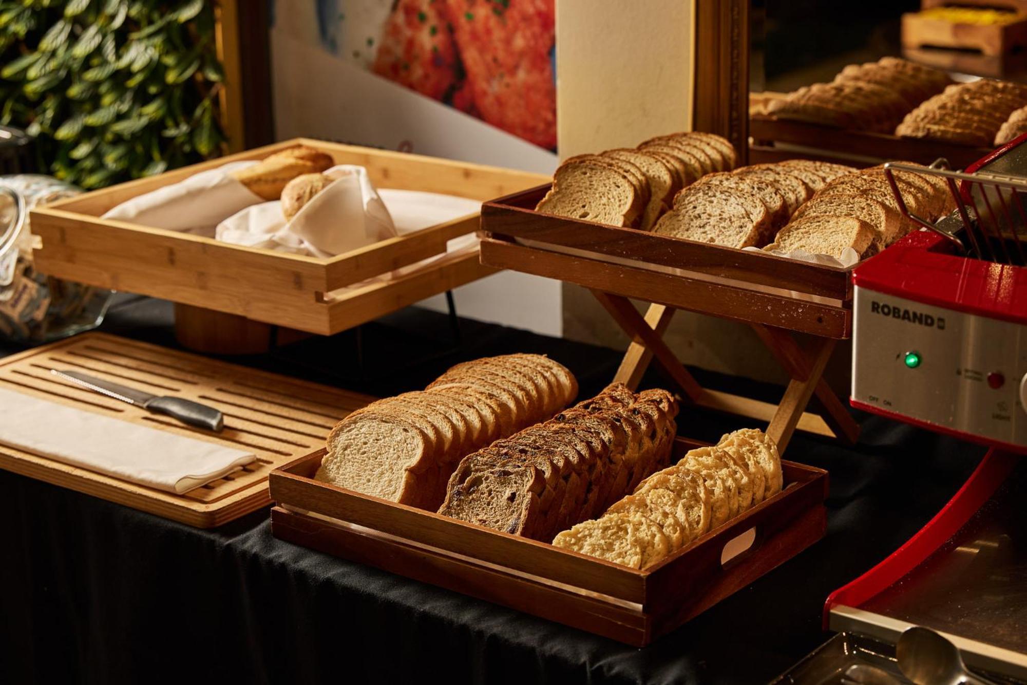 Hotel Stamford Plaza Melbourne City Exterior foto The photo shows a display of various types of bread arranged on wooden trays. There are several stacks of sliced bread, including light and dark varieties. One tray appears to hold a selection of whole grain or multigrain bread, while another feature