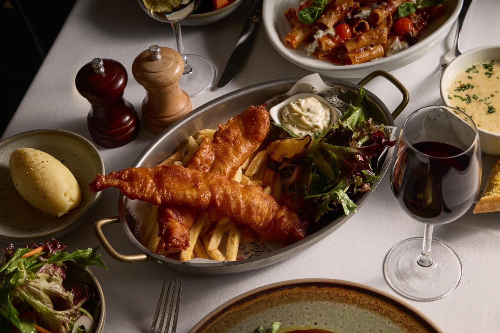 Hotel Stamford Plaza Melbourne City Exterior foto The photo showcases a beautifully arranged meal. In the foreground, there are two pieces of golden-battered fish served with crispy fries. Accompanying the fish is a small dollop of creamy sauce and a side salad, which has a mix of greens. Surroundin